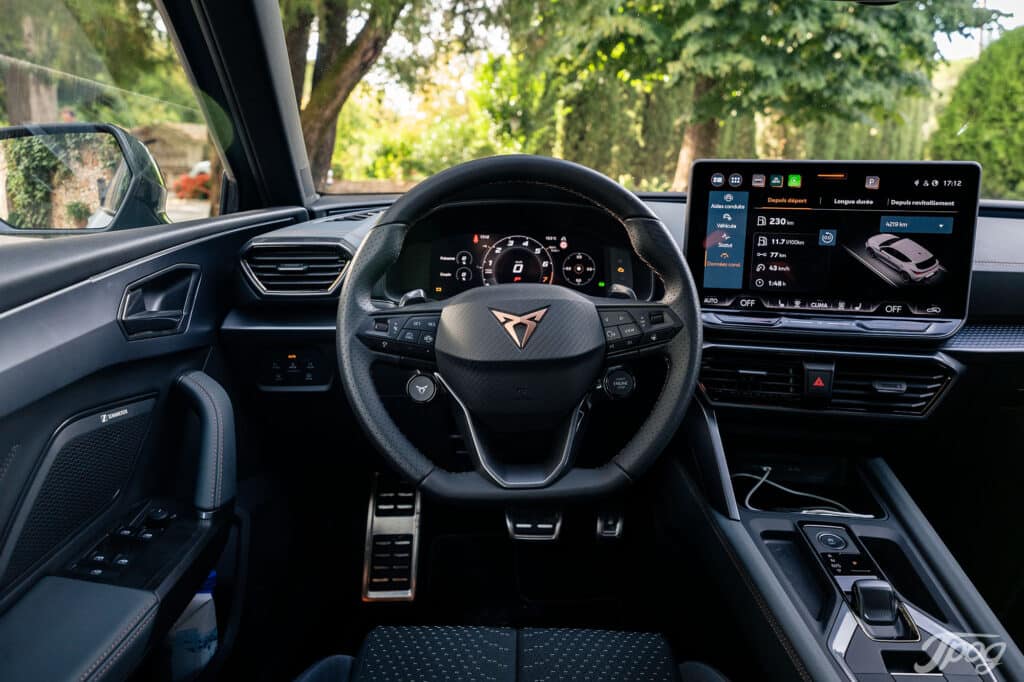 Cupra Leon VZ 300 test essai Jpog interieur